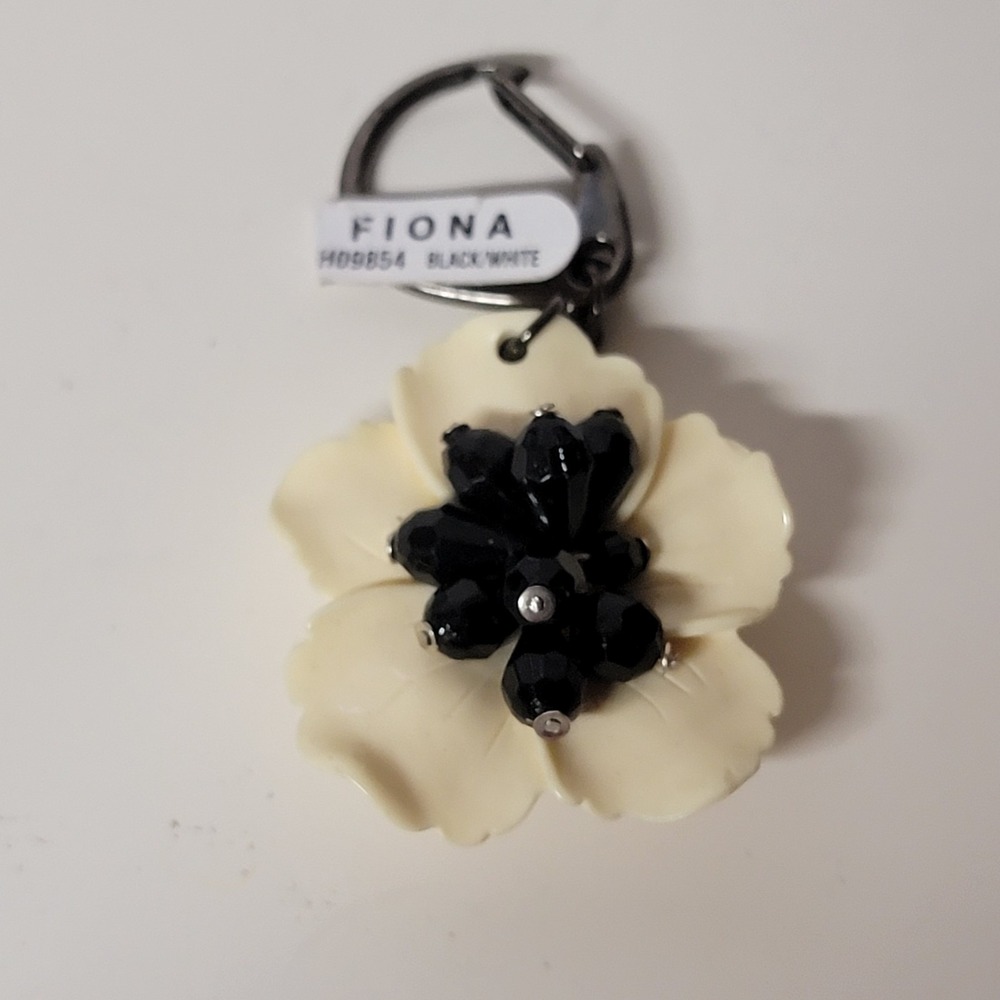 Fiona White Plastic Flower With Black Keychain